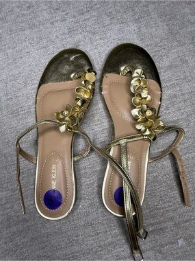 Anne Klein iFlex Flavia Gold Metallic Floral T-Strap Sandals Women’s 8.5M NWOB